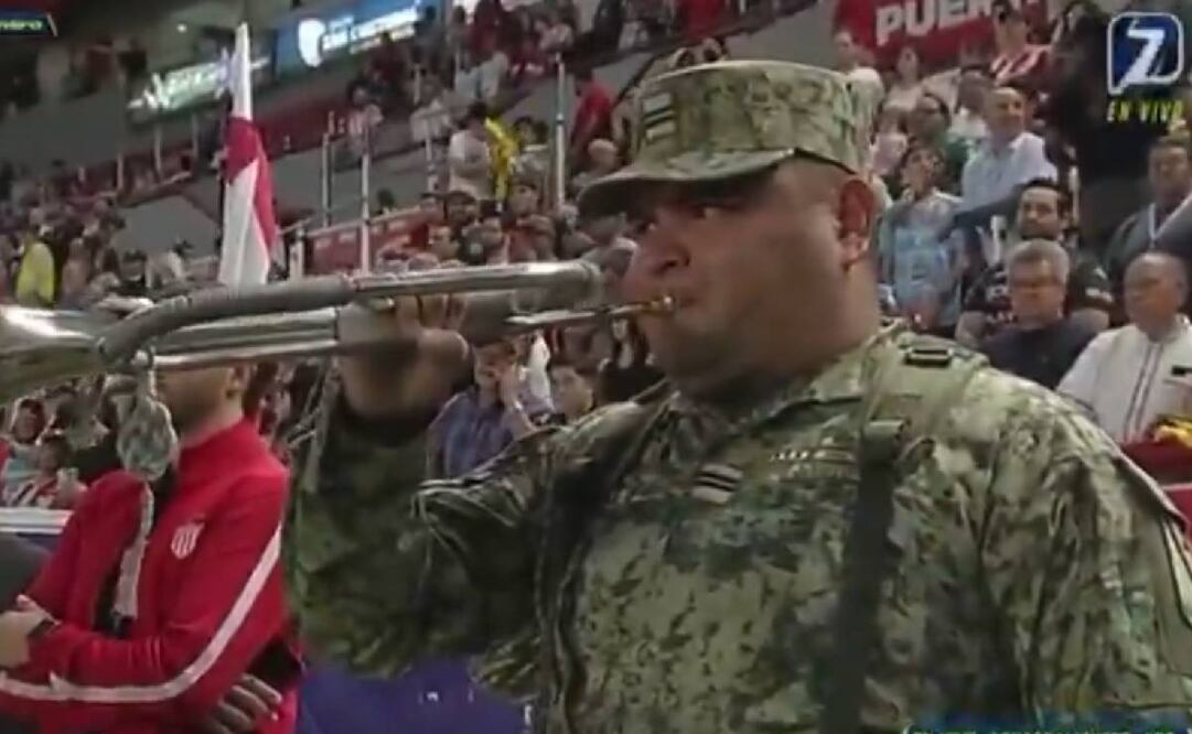 El soldado que se equivocó en la entonación de la ceremonia del Himno Nacional se hizo viral en redes sociales. Foto: Especial