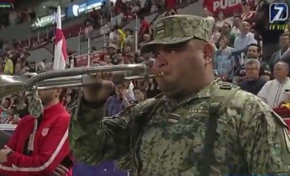 El soldado que se equivocó en la entonación de la ceremonia del Himno Nacional se hizo viral en redes sociales. Foto: Especial