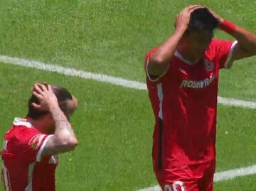 Jugadores del Toluca festejaron con motivo del jarrón que rompieron