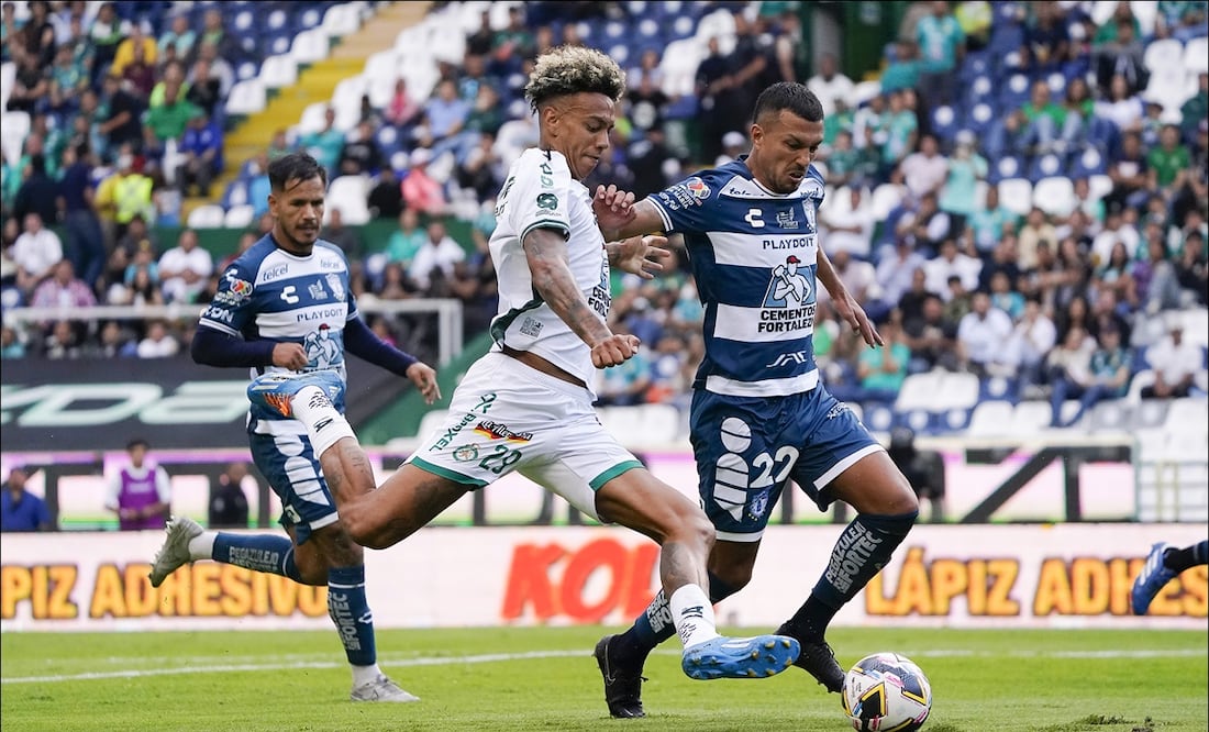 Jhonder Cádiz dispara ante la marca de Gustavo Cabral. FOTO: Imago7