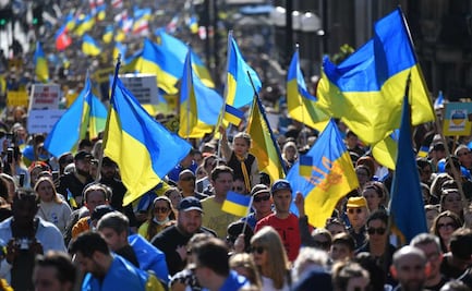 VIDEO: Manifestantes ucranianos marchan bajo las balas rusas