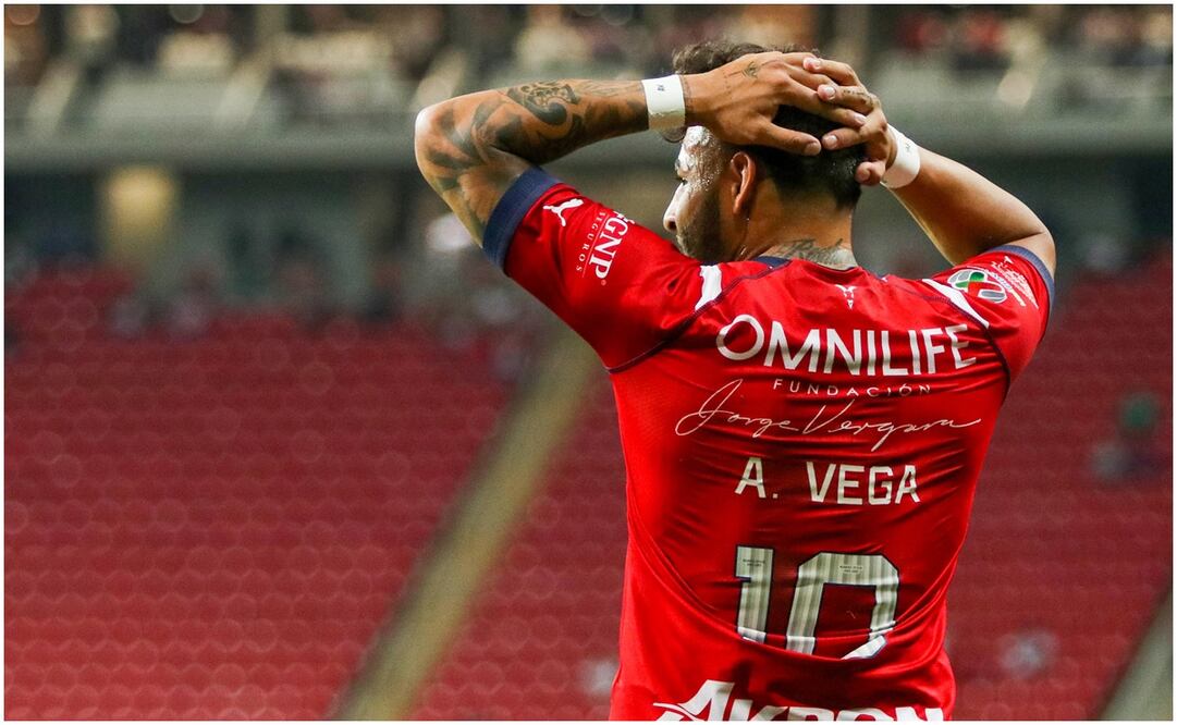 Alexis Vega lamentándose en el Estadio Akron con Chivas / FOTO: Imago7
