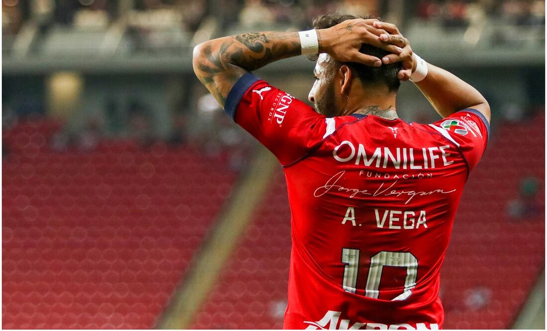 Alexis Vega lamentándose en el Estadio Akron con Chivas / FOTO: Imago7