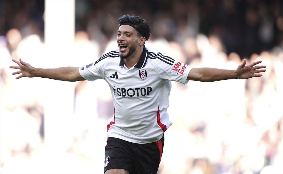 Raúl Jiménez celebra su anotación ante el Aston Villa. FOTO: AP