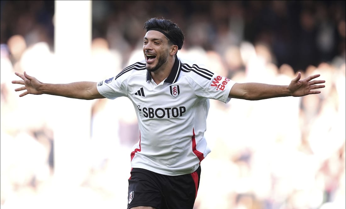 Raúl Jiménez podría ingresar en 2025 al Top 5 de los máximos romperedes latinos de la Premier League / FOTO: AP