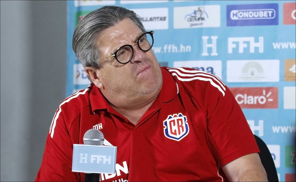 El director técnico de la selección de Costa Rica, Miguel Herrera, habla en una rueda de prensa. FOTO: EFE