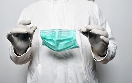 ¿Cómo tirar las mascarillas y guantes desechables?