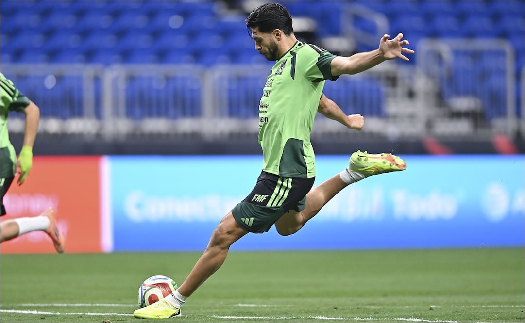 Raúl Jiménez saca un disparo en un entrenamiento con la Selección Mexicana. FOTO: Imago7