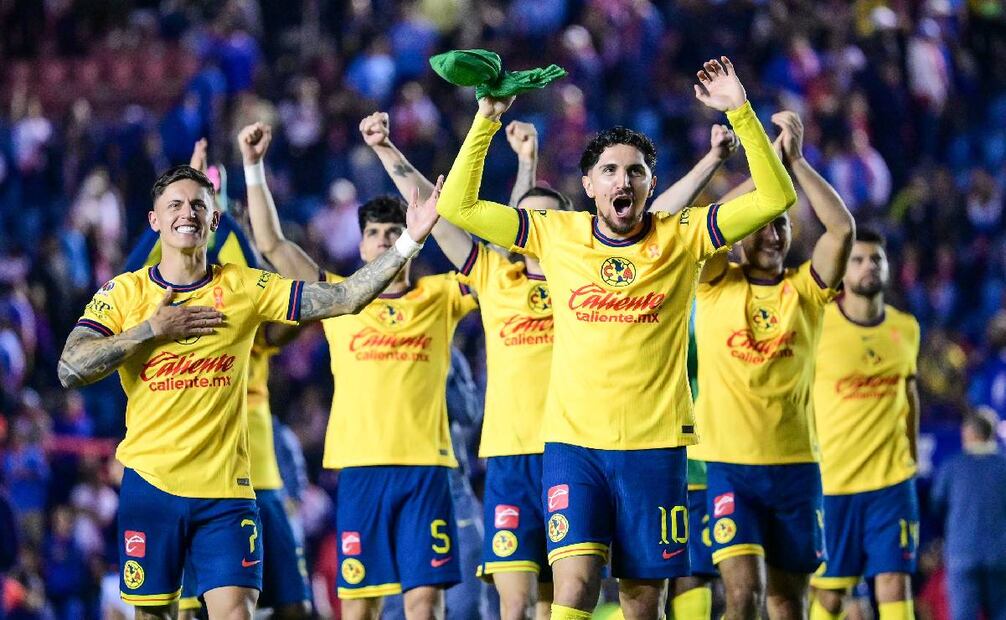 Diego Valdés y más jugadores del América celebran un triunfo americanista. FOTO: Imago7