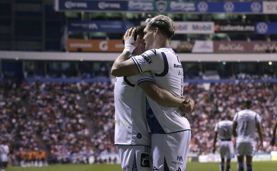 Puebla en festejo, tras ganarle a Chivas - Foto: Imago7