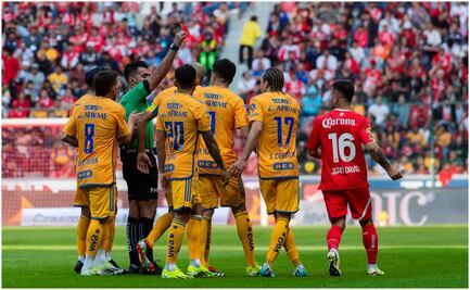 Adonai Escobedo expulsa a Sebastián Córdova y la furia de la afición de Tigres