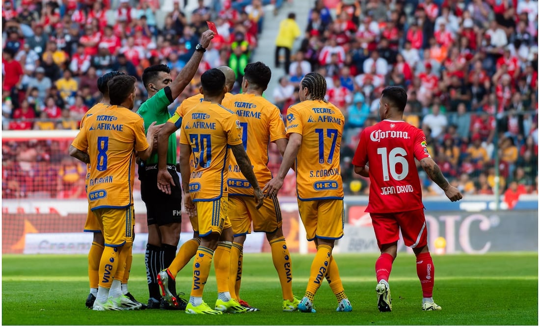 Adonai Escobedo expulsó a Sebastián Córdova de Tigres - Foto: Imago7