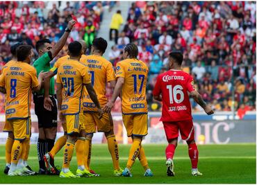 Adonai Escobedo expulsa a Sebastián Córdova y la furia de la afición de Tigres