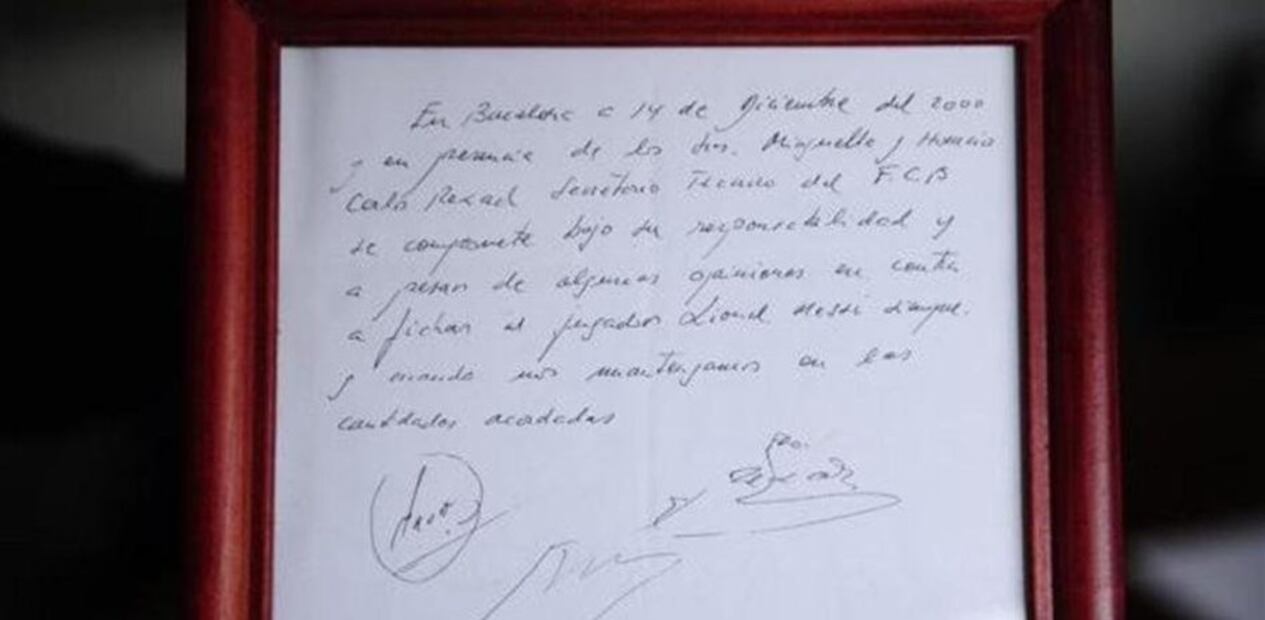 La famosa servilleta de Messi. Fuente: Twitter @TorresErwerle