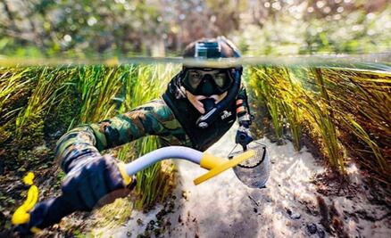 Jake, el buzo caza tesoros de ríos que colecciona iPhones y armas