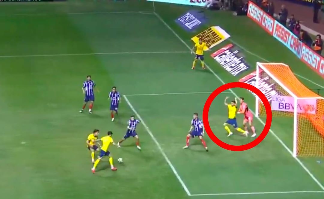 Henry Martín bloqueó a Luis Cárdenas y debió marcarse fuera de lugar en el primer gol del América. Foto: Especial