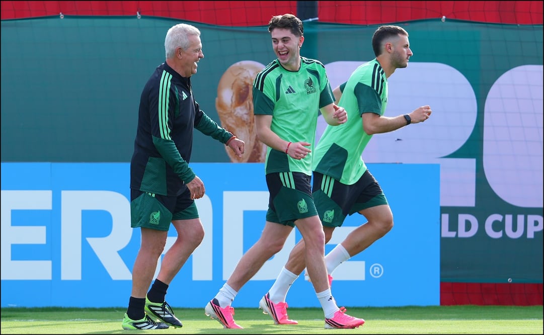 Javier Aguirre bromea con Brian Gutiérrez durante una práctica del Tricolor. FOTO: Imago7