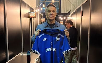 Robbie Williams presume la playera de Gallos Blancos después del triunfo ante Atlante. 