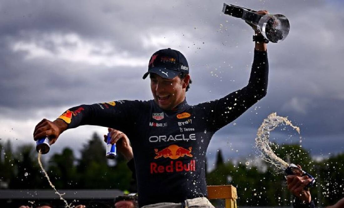 Checo Pérez festeja luego de conseguir el segundo lugar en el GP de Japón. Foto: Especial