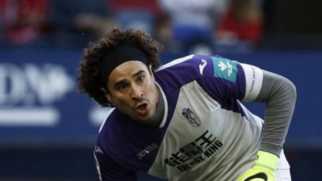 Guillermo Ochoa defendió las playeras de Málaga y Granada en España. Foto: Especial