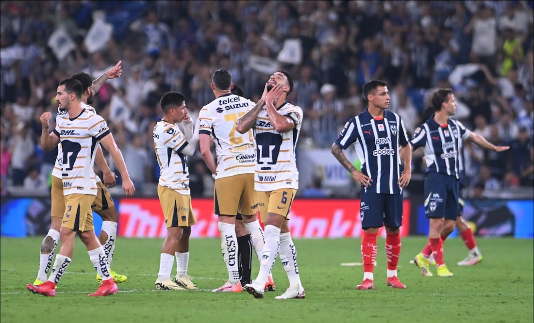 Jugadores de los Pumas se lamentan durante el partido de Play-in ante Rayados de Monterrey. FOTO: Imago7