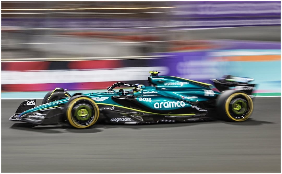 Fernando Alonso de Aston Martin durante la P2 del GP de Arabia Saudita - Foto: @AstonMartinF1 (X)