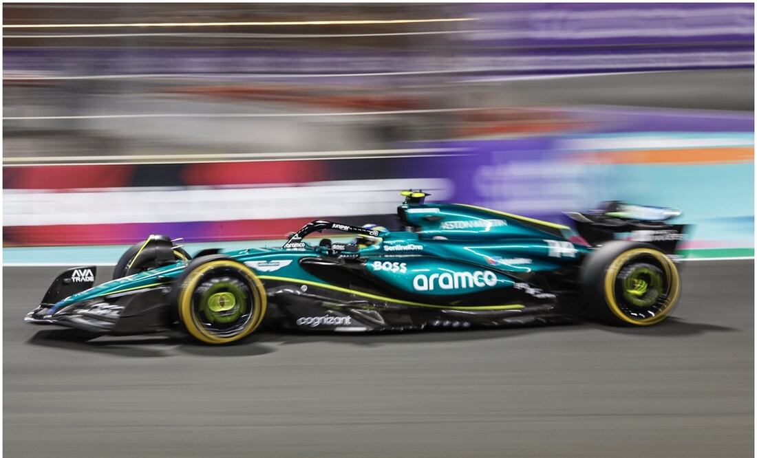 Fernando Alonso de Aston Martin durante la P2 del GP de Arabia Saudita - Foto: @AstonMartinF1 (X)