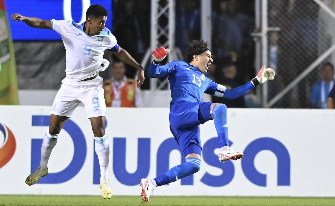 Ochoa salió a cortar un balón y tras chocar con Lozano se golpeó en el césped y se lesionó. Foto: Imago7