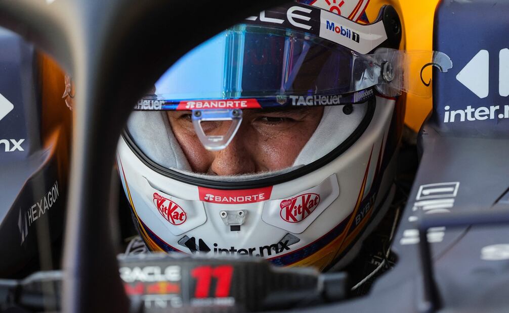 Checo Pérez durante las prácticas libres del Gran Premio de Arabia Saudita - Foto: AFP