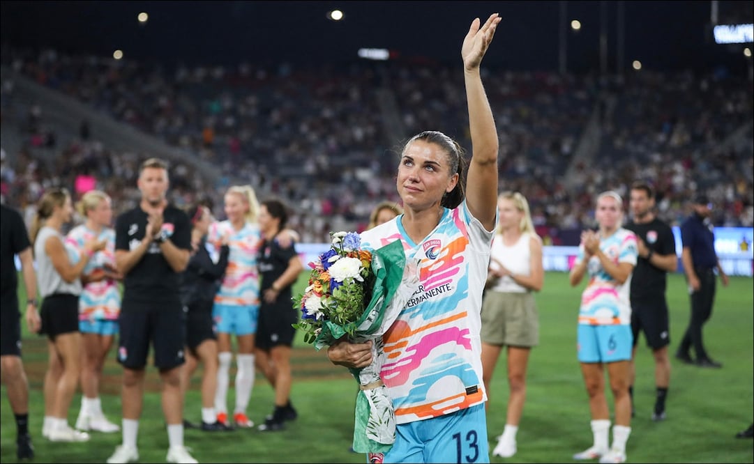 Alex Morgan se despide de sus fanáticos. FOTO: AFP