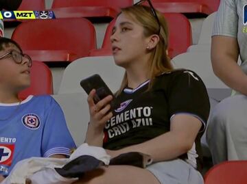 Aficionada del Cruz Azul se viraliza y usuarios en las redes sociales buscan su identidad