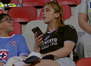 Aficionada del Cruz Azul se viraliza y usuarios en las redes sociales buscan su identidad