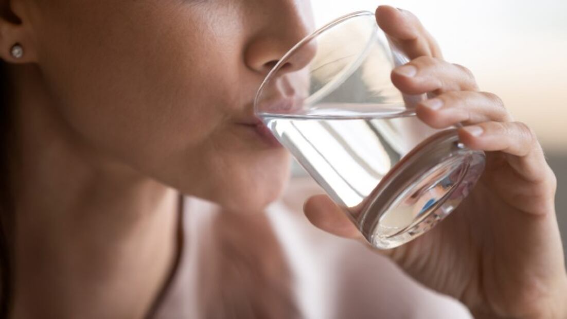 ¿Qué es el agua alcalina ionizada? Y los beneficios de hidratarnos bien