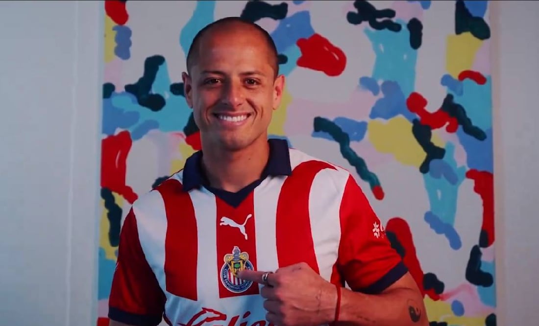 Chicharito Hernández ya posó con la playera de las Chivas. Foto: Especial