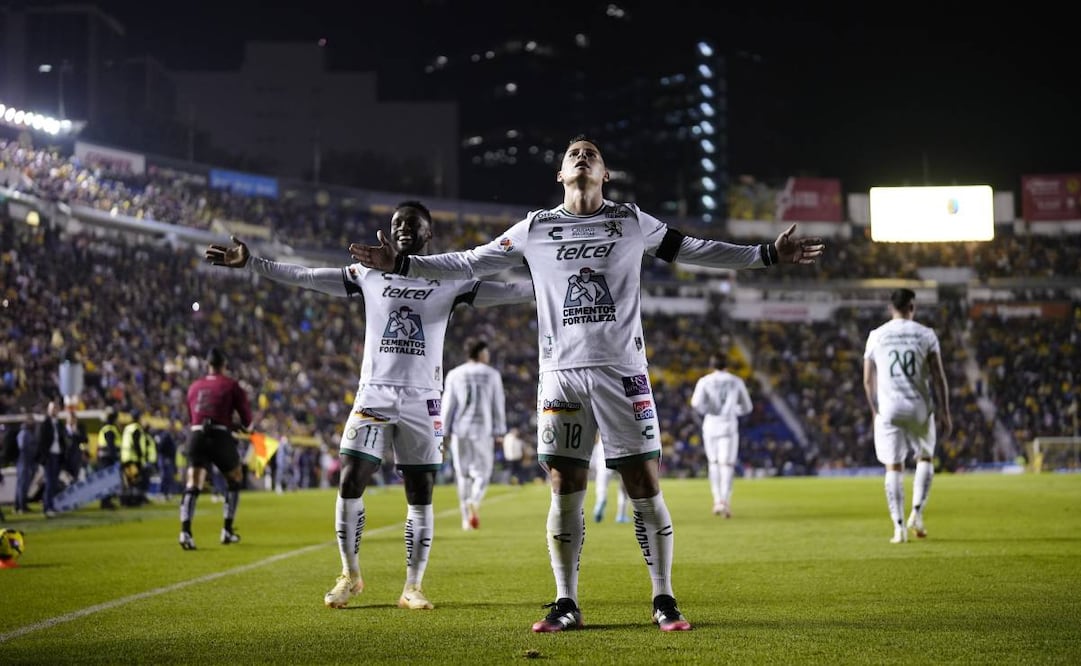 James Rodríguez festejó frente a la porra del América y le aventaron de todo al jugador del León. Foto: Imago7
