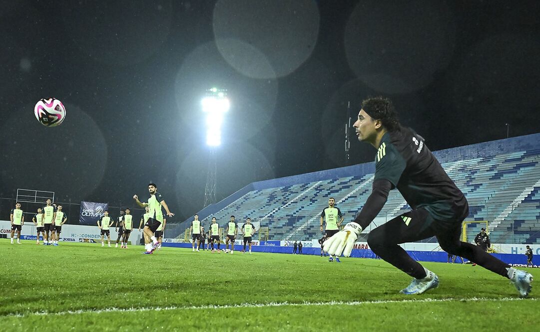 La Selección Mexicana en entrenamiento, previo a los Cuartos de Final de la Nations League ante Honduras - Foto: Imago7