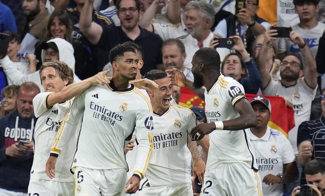 Jude Bellingham, Luka Modric, Lucas Vázquez y Antonio Rudiger celebrando ante Barcelona / FOTO: EFE