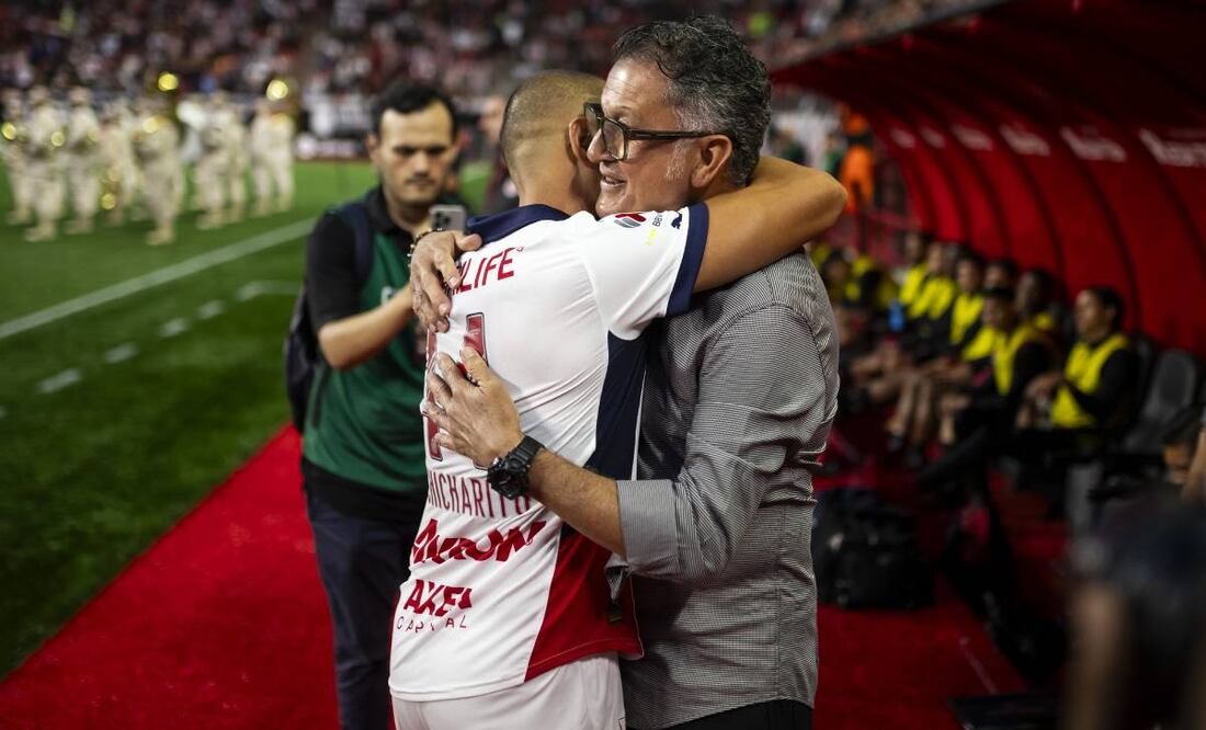 El técnico colombiano se reencontró con Javier Hernández. Foto: Imgao7.