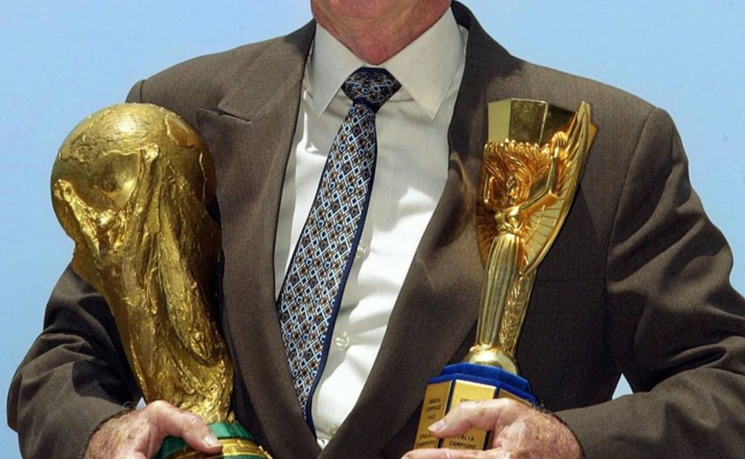 El máximo ganador de Mundiales presumió que levanto el trofeo Jules Rimet y el actual de la FIFA. Foto: Agencias