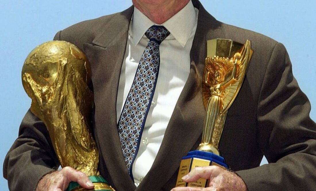 El máximo ganador de Mundiales presumió que levanto el trofeo Jules Rimet  y el actual de la FIFA. Foto: Agencias