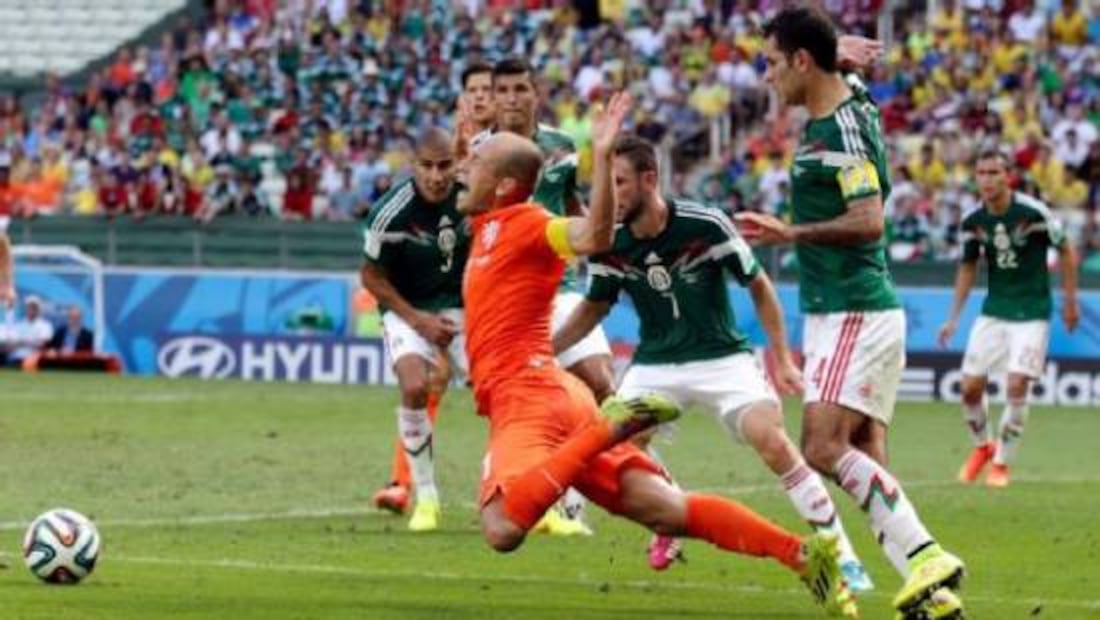 Al minuto 90+4 Márquez le cometió un penalti a Arjen Robben. Foto: Especial