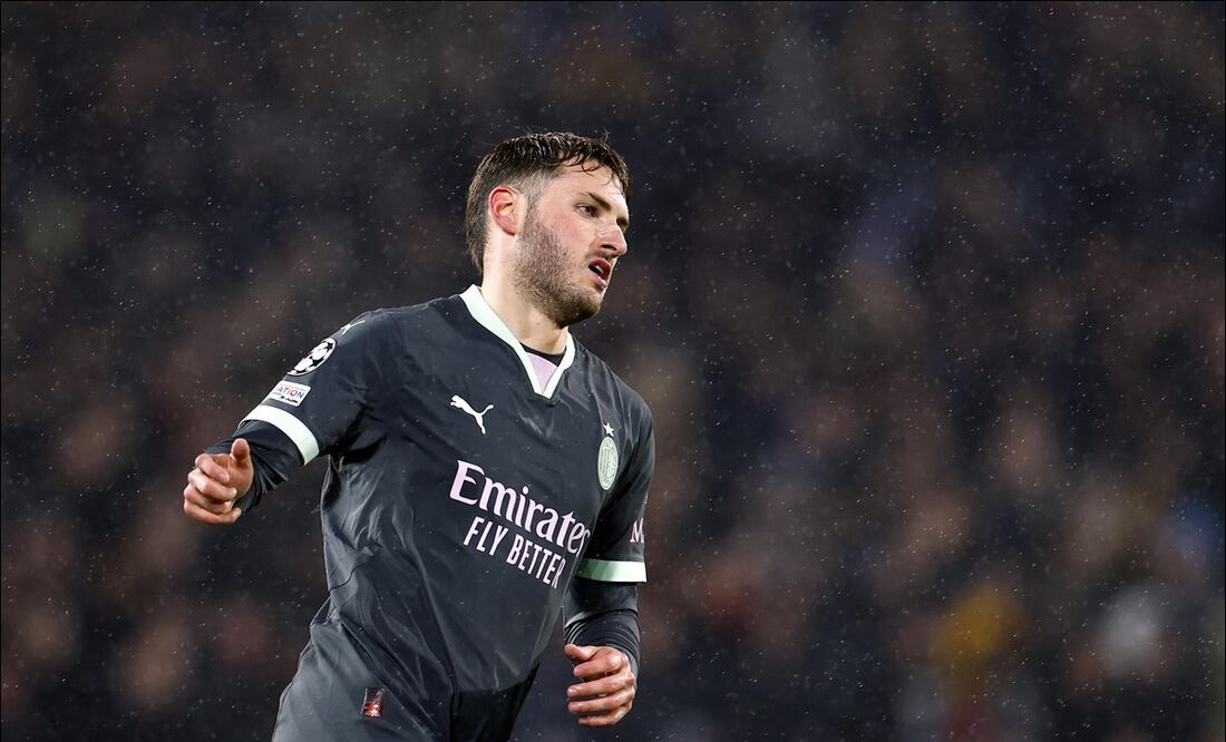 Santiago Giménez se lamenta la derrota / Foto: EFE