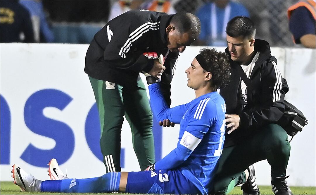Guillermo Ochoa prendió los focos rojos en la Selección Mexicana al abandonar la cancha por lesión / FOTO: Imago7