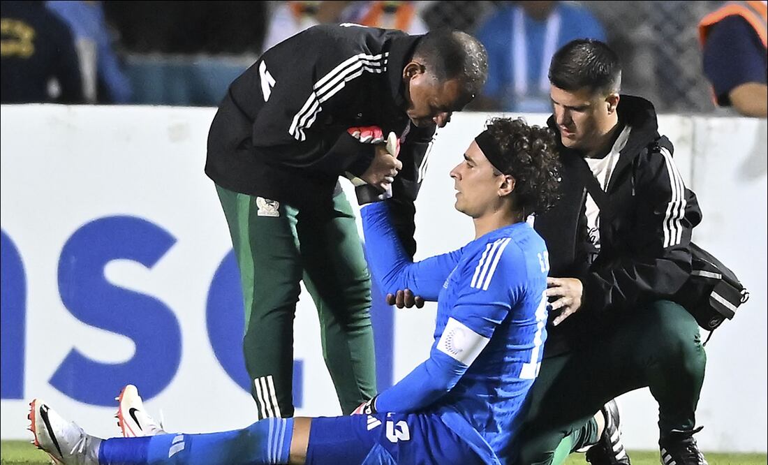 Guillermo Ochoa prendió los focos rojos en la Selección Mexicana al abandonar la cancha por lesión / FOTO: Imago7