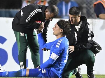 Guillermo Ochoa enciende las alarmas en la Selección Mexicana al salir de cambio por lesión