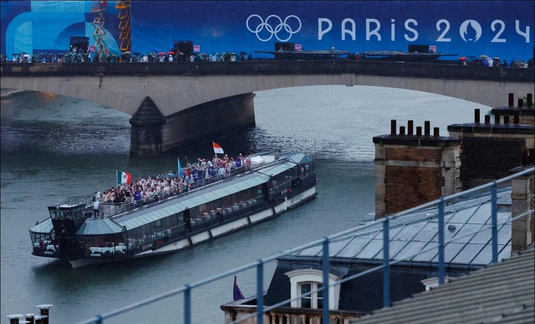 La embarcación de la delegación mexicana navega en las aguas del río Sena. FOTO: ESPECIAL