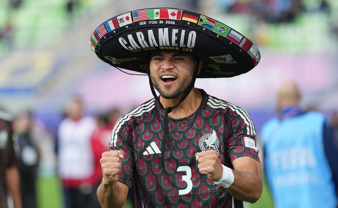 El defensa mexicano José Pachuca con el sombrero de un aficionado | FOTO: AP