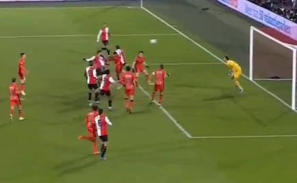 Santiago Giménez se convirtió en el héroe del Feyenoord con gol de último minuto que valió el triunfo