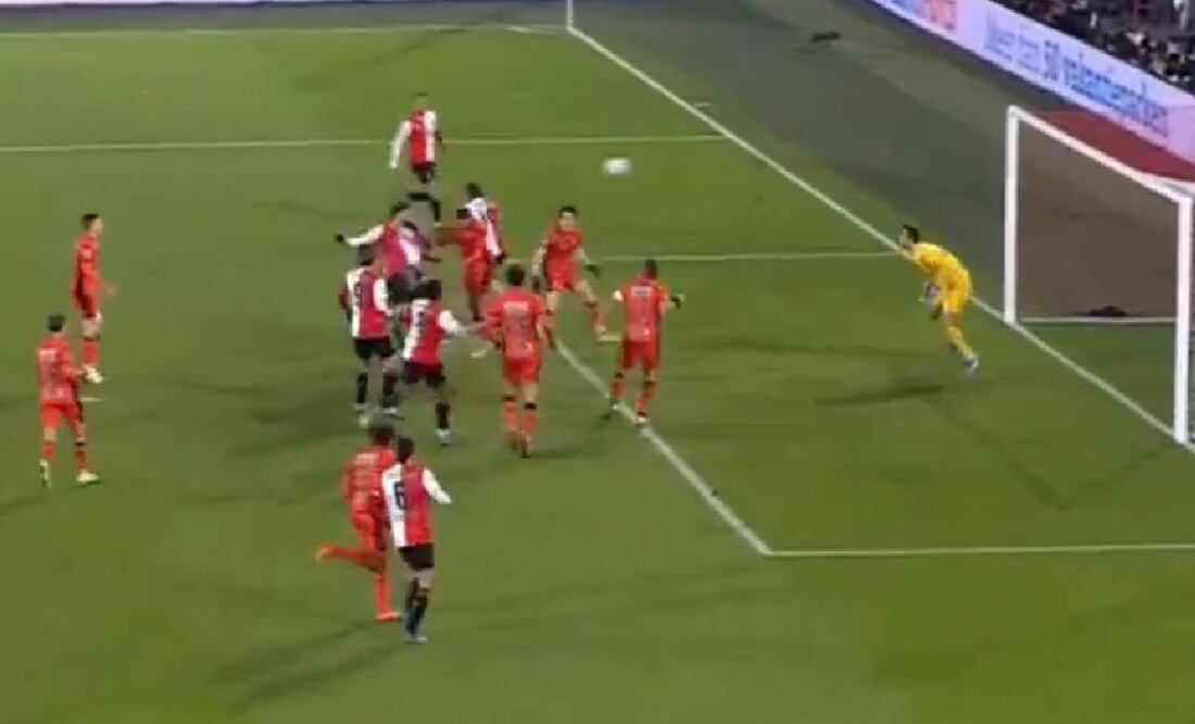 El Bebote marcó de cabeza para darle el triunfo a su equipo ante el FC Volendam. Foto: Especial