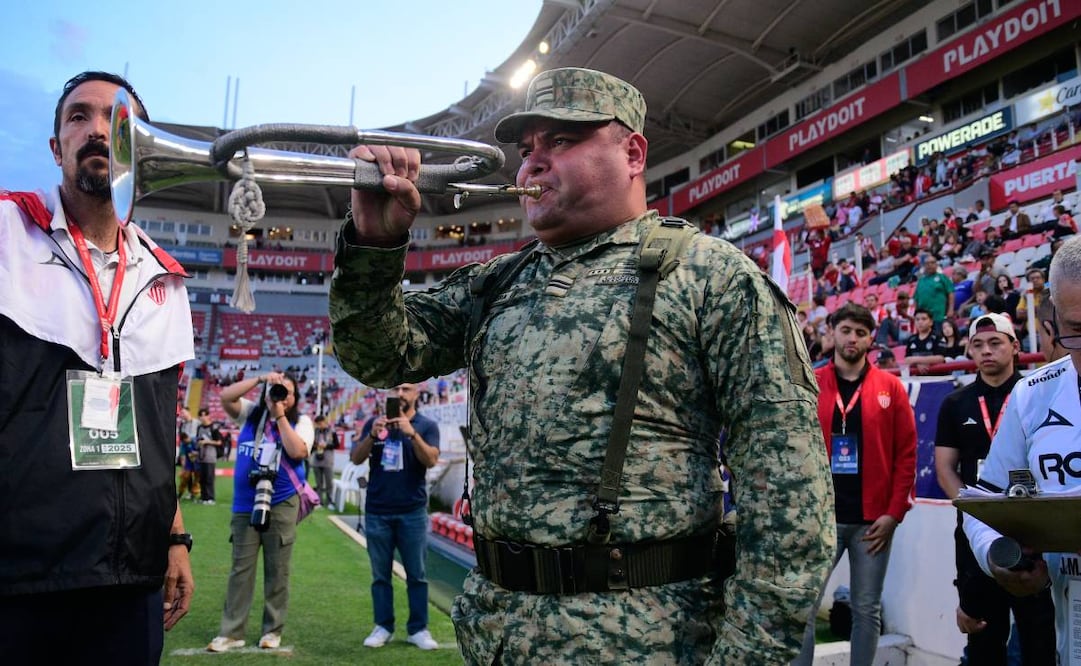 Un soldado mexicano se volvió viral debido a que no pudo usar la trompeta de manera correcta en la ceremonia de la Liga MX. Foto: Imago7